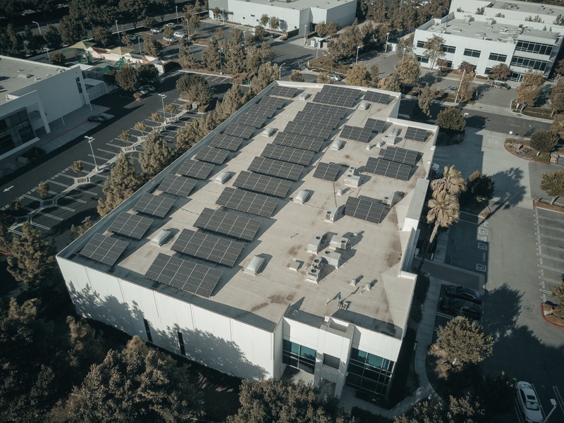 Panneaux solaires sur entrepôt professionnel